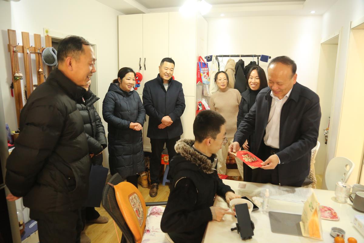 半岛平台网站登录入口_半岛（中国）纪委书记张兴林开展送温暖